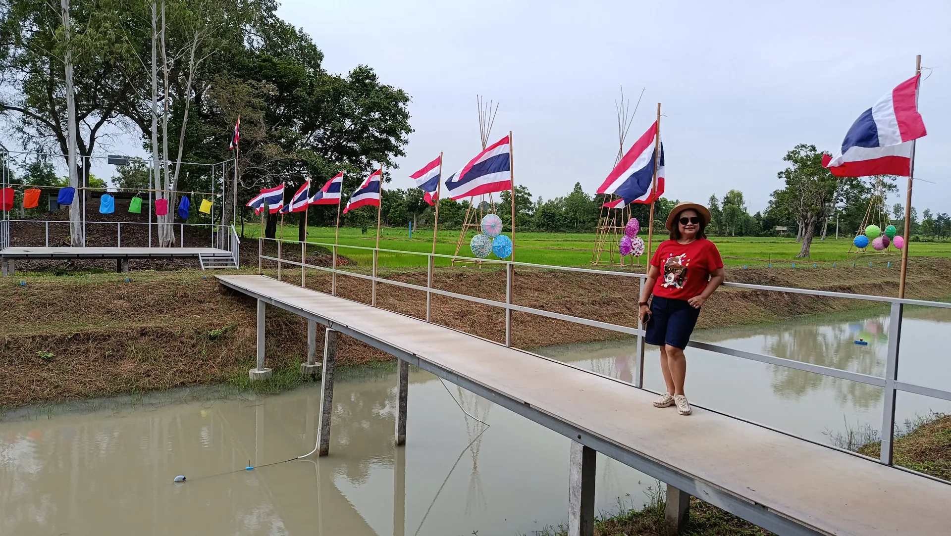 ทางเดินกลางน้ำและพื้นที่ธรรมชาติของแสงไทยสมาย