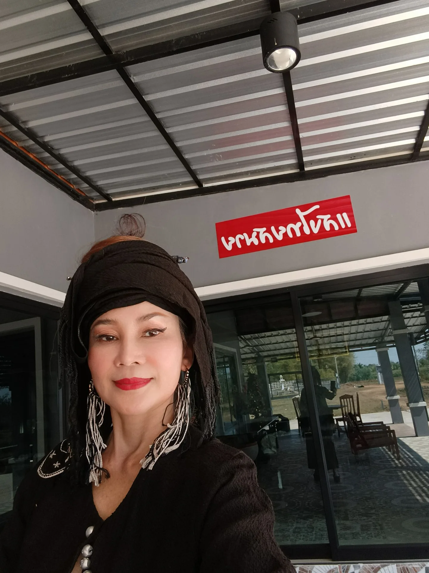 มาดามอีสานบริเวณด้านหน้าสถานที่แสงไทยสมาย