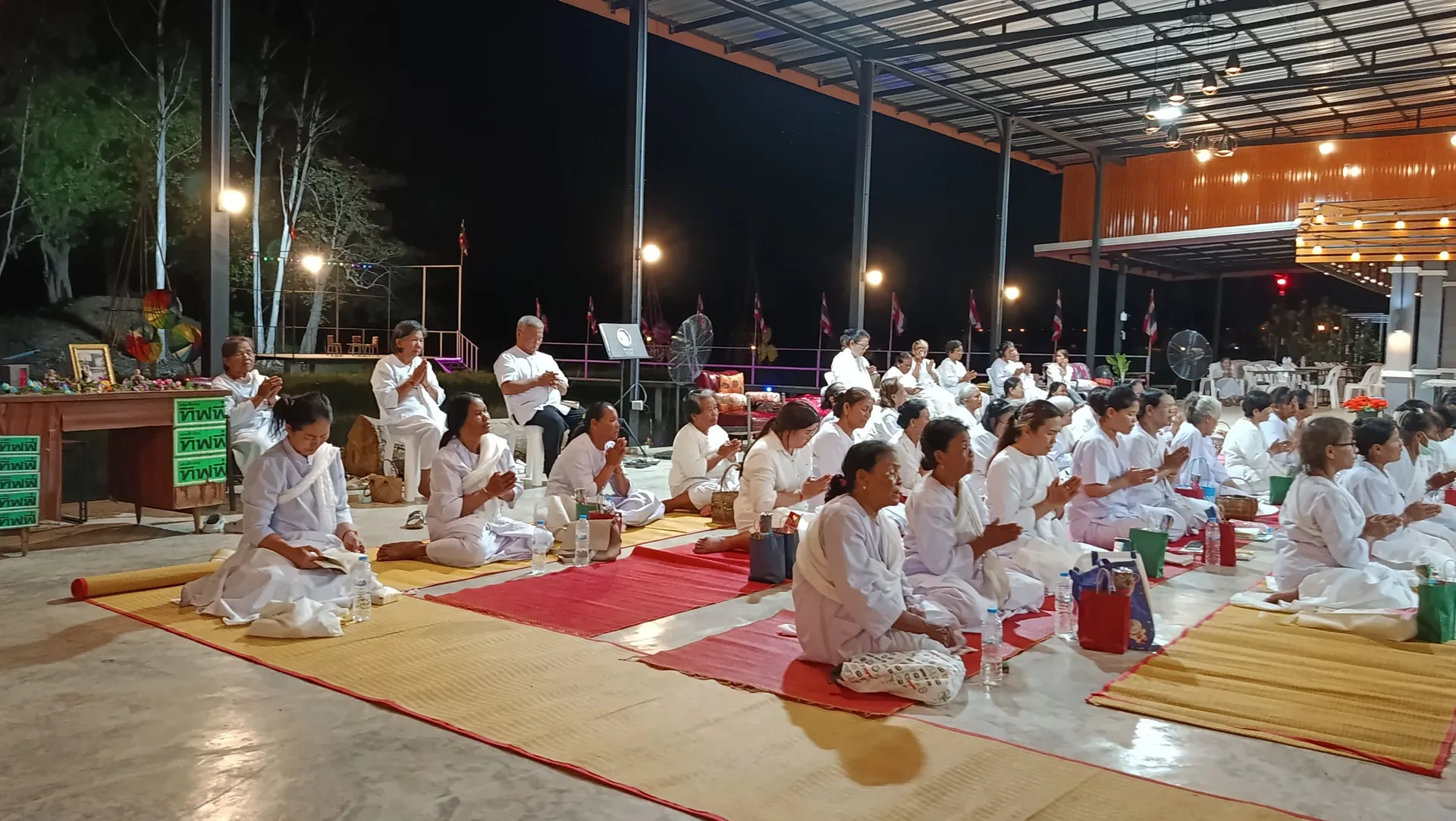 กิจกรรมทำบุญในโดมจัดงานแสงไทยสมาย