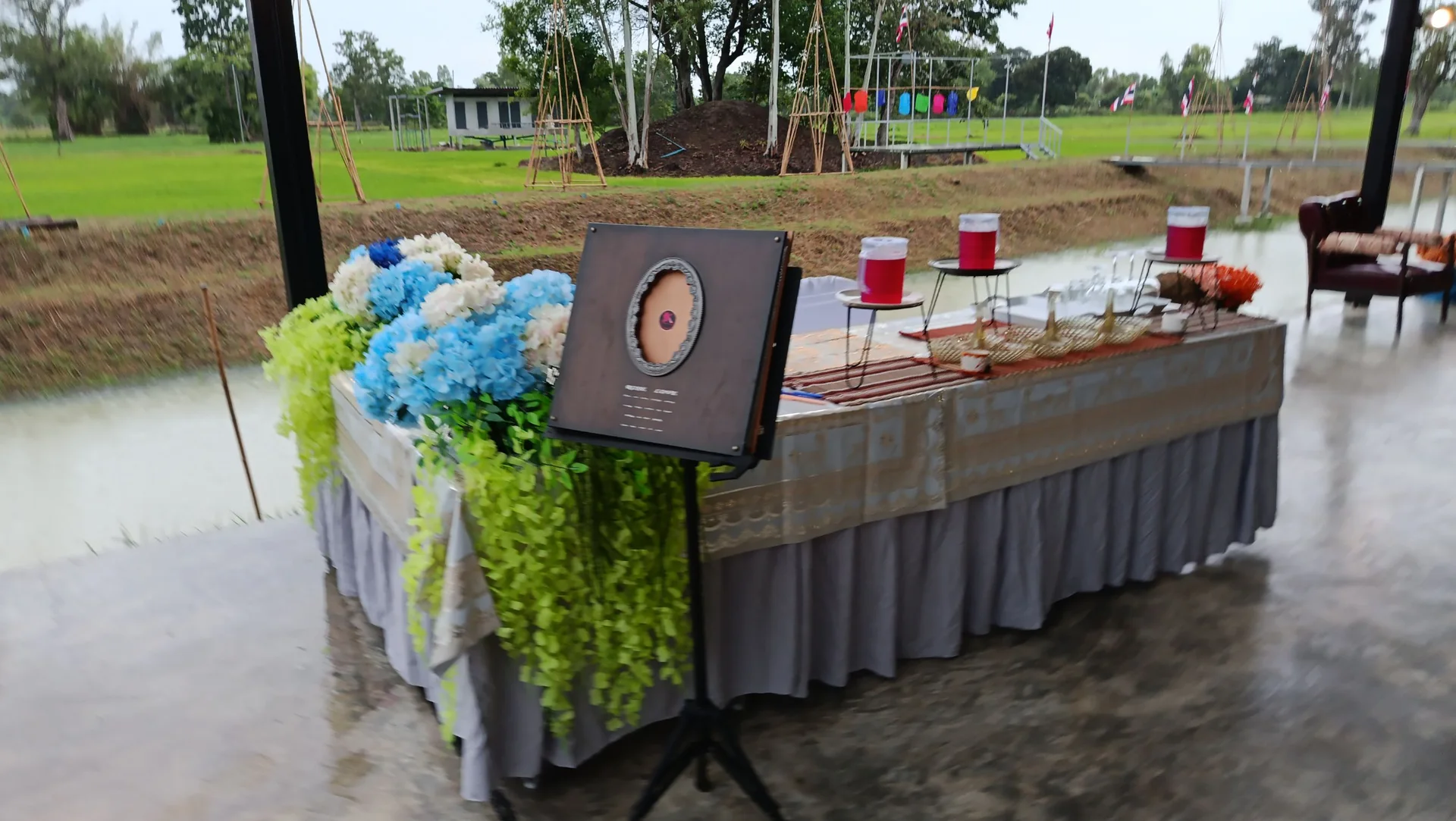 บรรยากาศสะพานและแสงไฟยามเย็นภายในแสงไทยสมาย