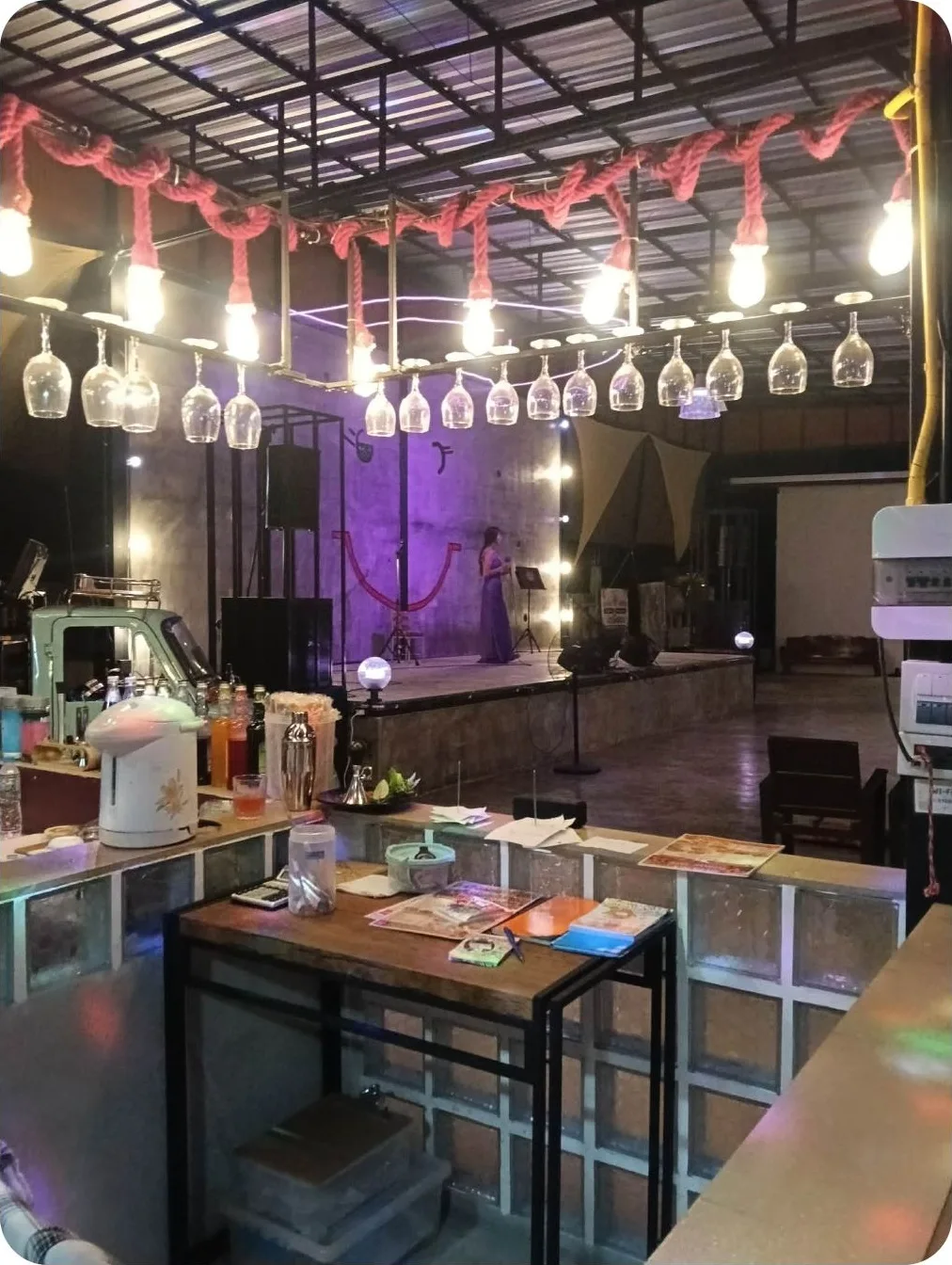 มุมบาร์และเวทีพร้อมแสงสีในกิจกรรมสุดสัปดาห์ที่แสงไทยสมาย