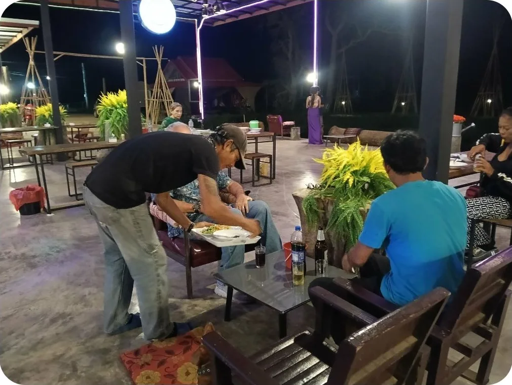 บรรยากาศบริการอาหารและโต๊ะนั่งในกิจกรรมคืนวันศุกร์และเสาร์