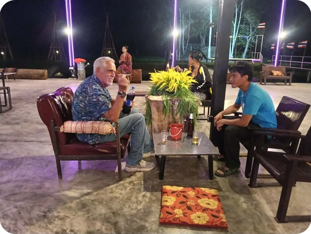 บรรยากาศนั่งพูดคุยสบาย ๆ ในกิจกรรมสุดสัปดาห์ที่แสงไทยสมาย