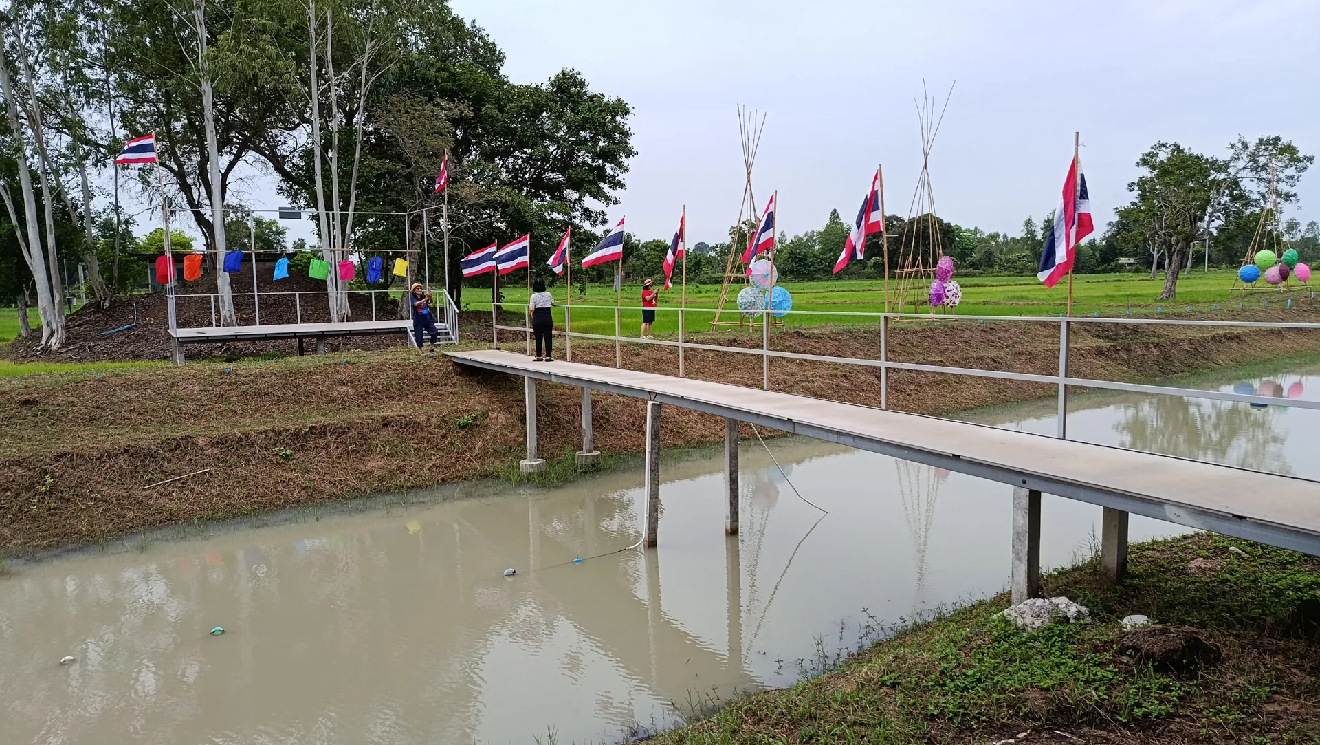 สะพานกลางทุ่งนา เส้นทางขบวนขันหมากที่แสงไทยสมาย