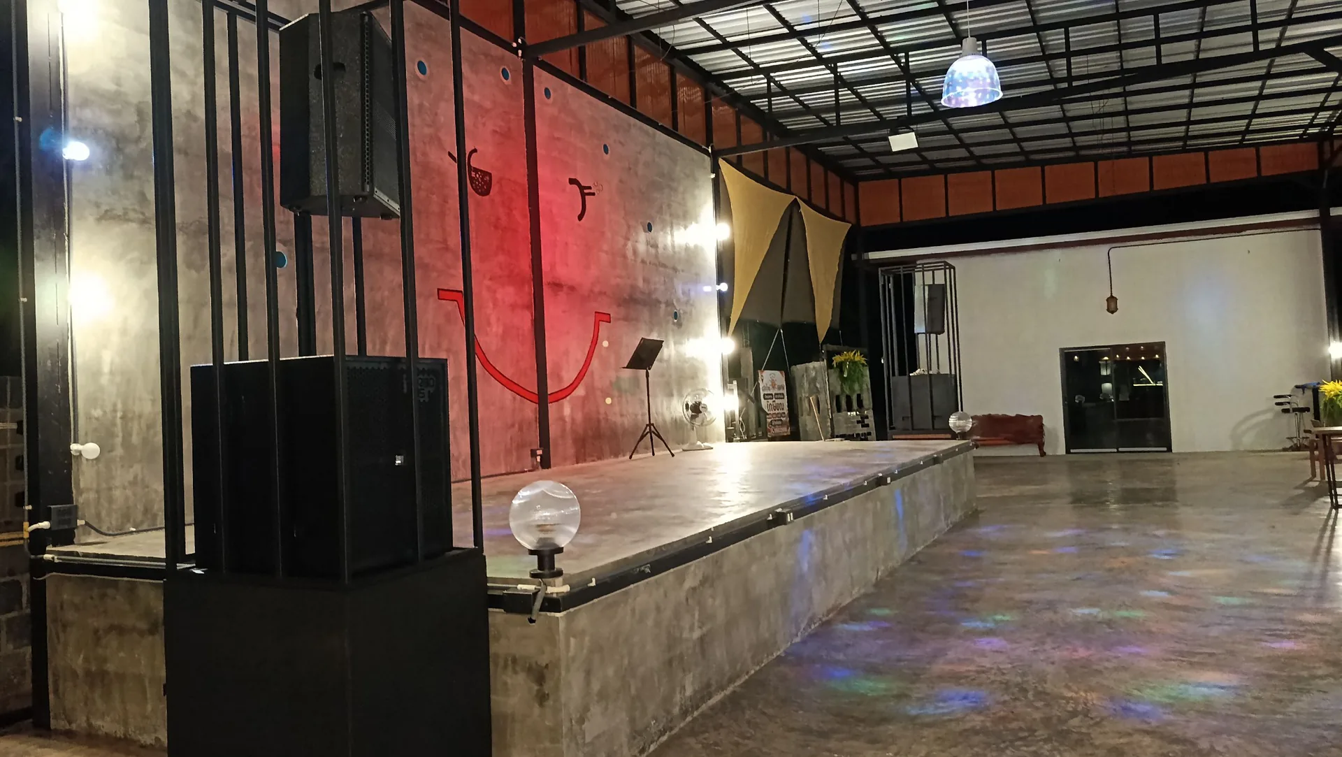 เวทีและระบบแสงสีเสียงสำหรับงานแต่งงานที่แสงไทยสมาย